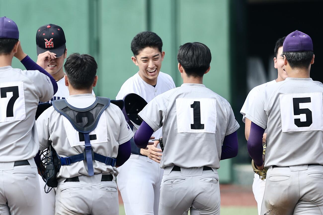 花巻東対横浜　準決勝で敗れ、花巻東の選手たちと笑顔であいさつを交わす織田翔希（撮影・河田真司）
