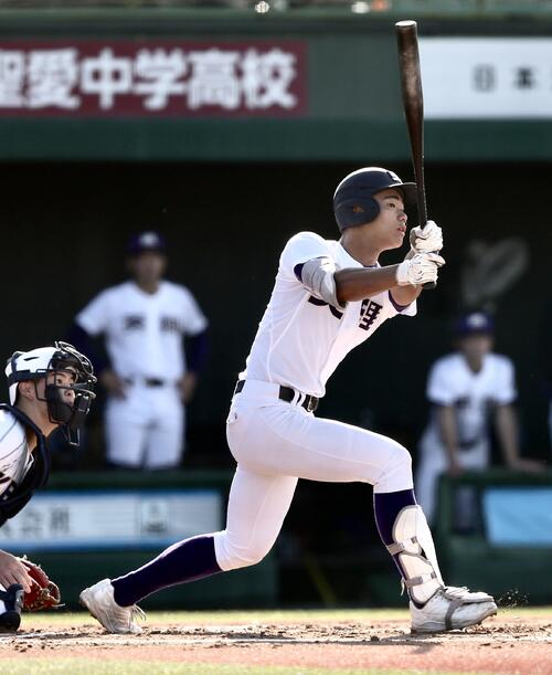 天理対健大高崎　1回表天理無死一、二塁、右越え先制3点本塁打を放つ関村偉千陽（撮影・河田真司）