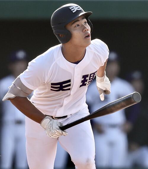 天理対健大高崎　1回表天理無死一、二塁、右越え先制3点本塁打を放つ関村偉千陽（撮影・河田真司）