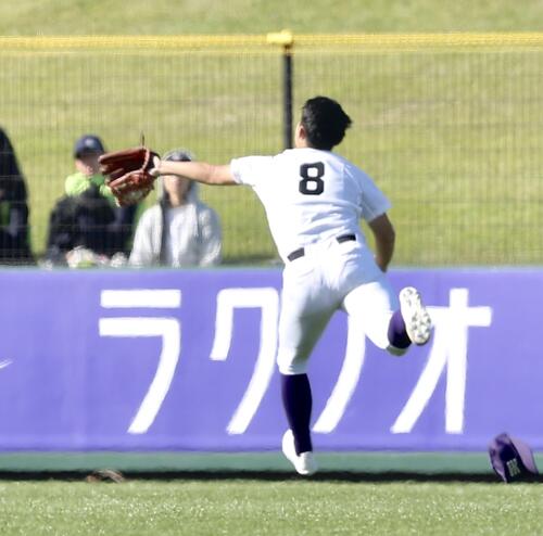 天理対健大高崎　3回裏健大高崎1死、石田雄星の打球を好捕する天理・大塚弘登（撮影・河田真司）