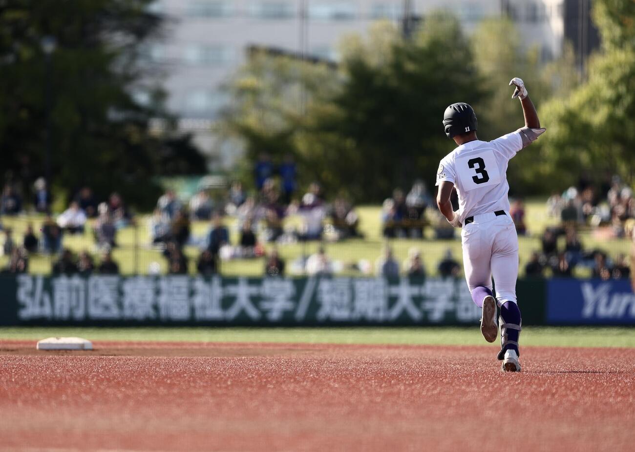 天理対健大高崎　1回表天理無死一、二塁、右越え先制3点本塁打を放ちダイヤモンドを回る関村偉千陽（撮影・河田真司）