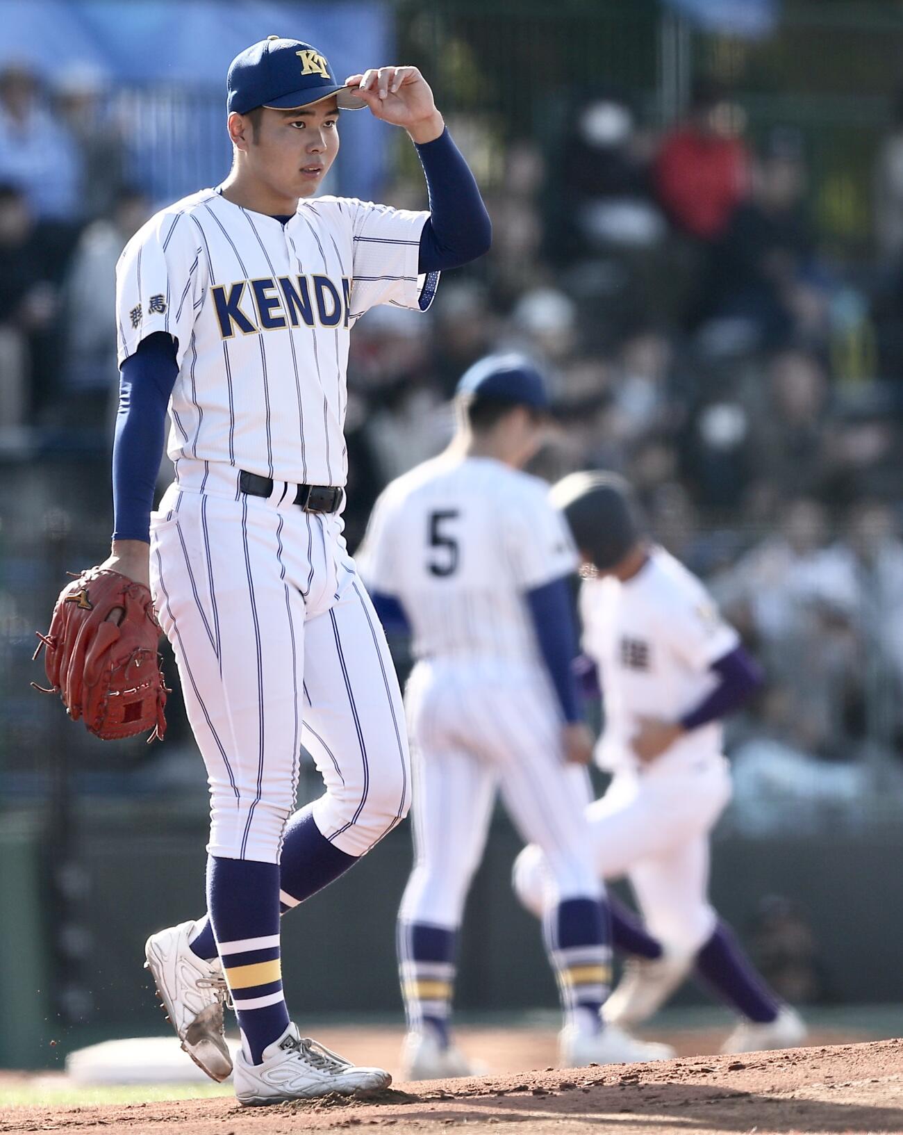 天理対健大高崎　1回表天理無死一、二塁、関村偉千陽に右越え先制3点本塁打を浴びる橋本桜佑（撮影・河田真司）