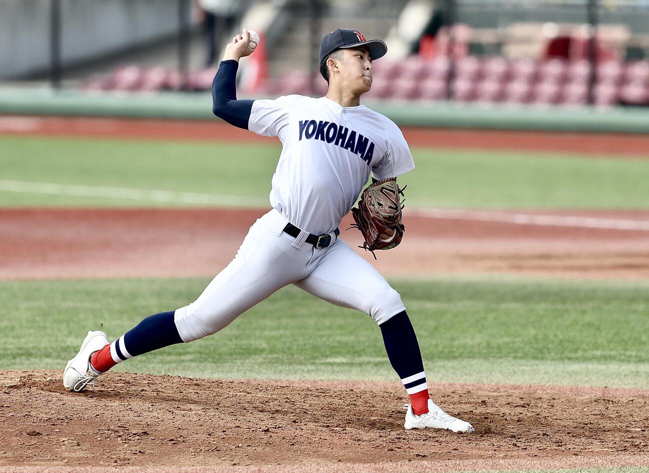 花巻東対横浜　延長8回表、力投する織田翔希（撮影・河田真司）