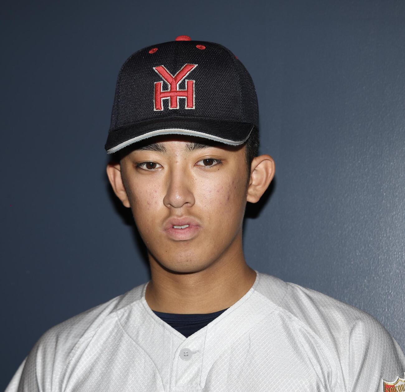 花巻東対横浜　試合後、記者の質問に答える横浜・織田翔希（撮影・河田真司）