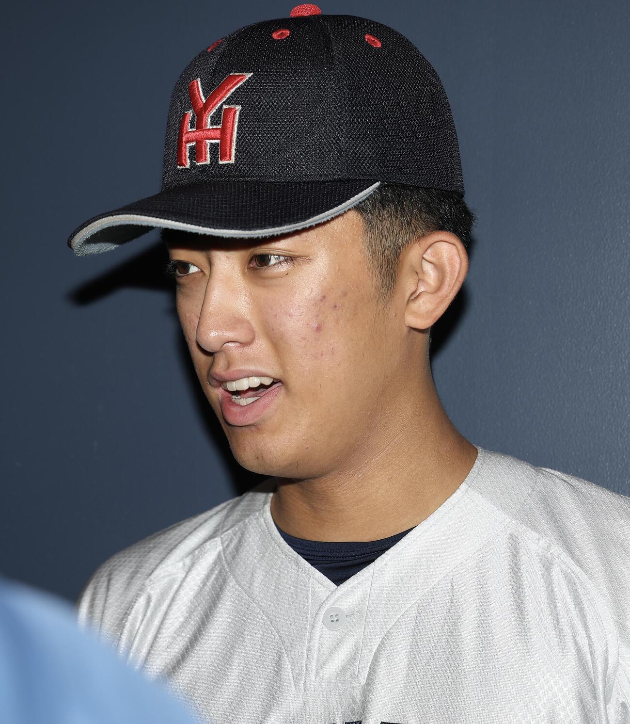 花巻東対横浜　試合後、記者の質問に答える横浜・織田翔希（撮影・河田真司）