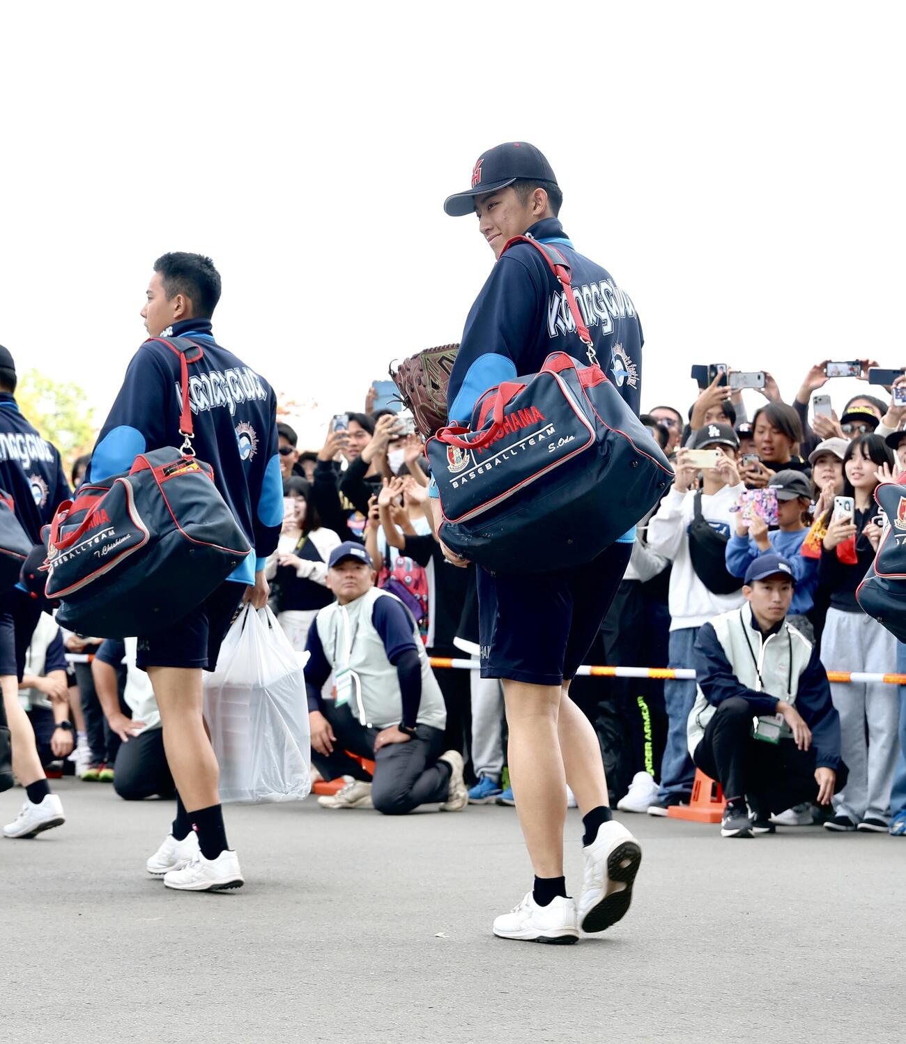 花巻東対横浜　試合後、声援に応えながら引き揚げる横浜・織田翔希（撮影・河田真司）