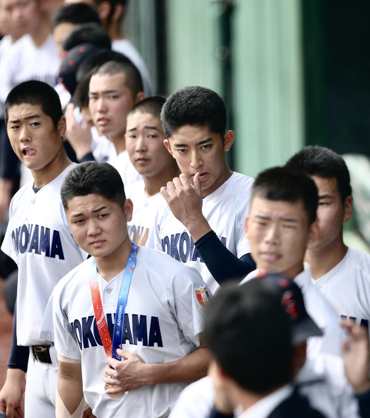 花巻東対横浜　3位表彰式を終え移動する織田翔希（中央）ら横浜の選手たち（撮影・河田真司）