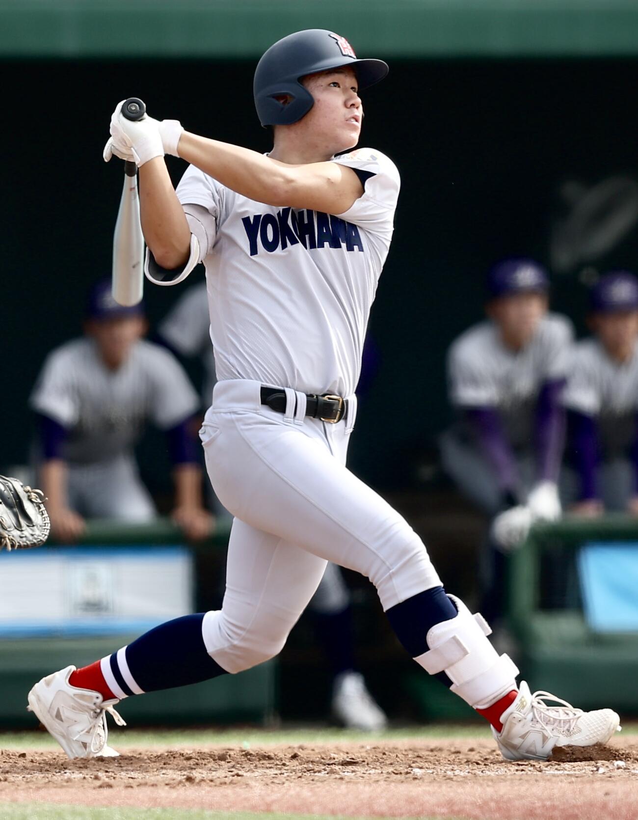 花巻東対横浜　3回裏横浜1死、右越え先制ソロ本塁打を放つ小野舜友（撮影・河田真司）
