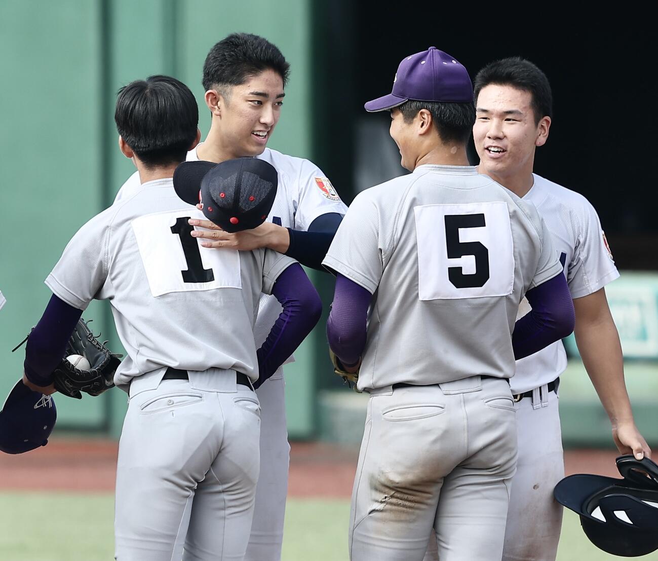 花巻東対横浜　準決勝で敗れ、花巻東の選手たちとあいさつを交わす横浜・織田翔希（左）と小野舜友（撮影・河田真司）