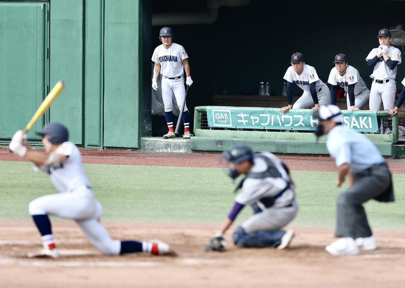 花巻東対横浜　最終打者の千島大翼を見つめる横浜・織田翔希（後方左から2人目）（撮影・河田真司）