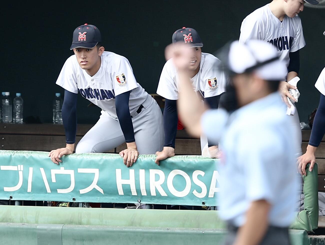 花巻東対横浜　準決勝で花巻東に敗れベンチで浮かない表情を見せる横浜・織田翔希（左）（撮影・河田真司）
