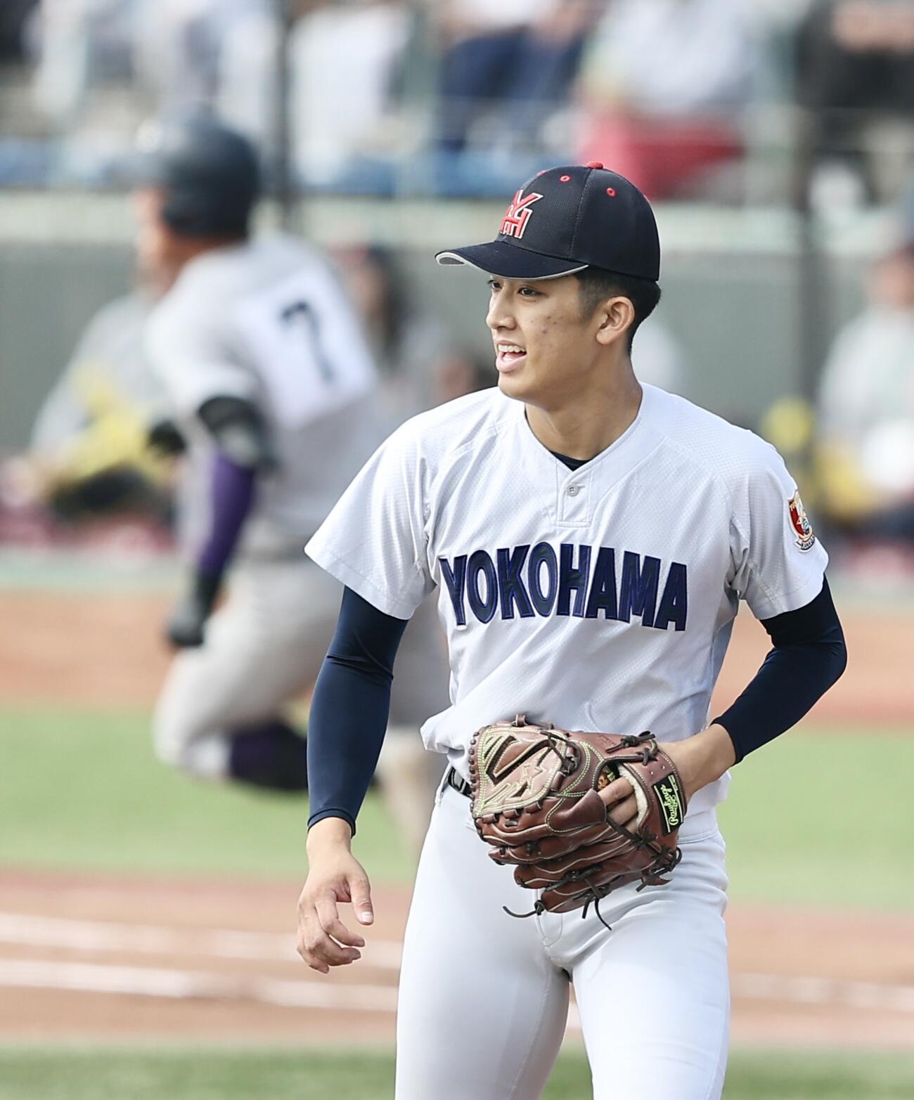 花巻東対横浜　延長8回表花巻東2死一三塁、赤間史弥に左前勝ち越し適時打を浴びる横浜・織田翔希（撮影・河田真司）