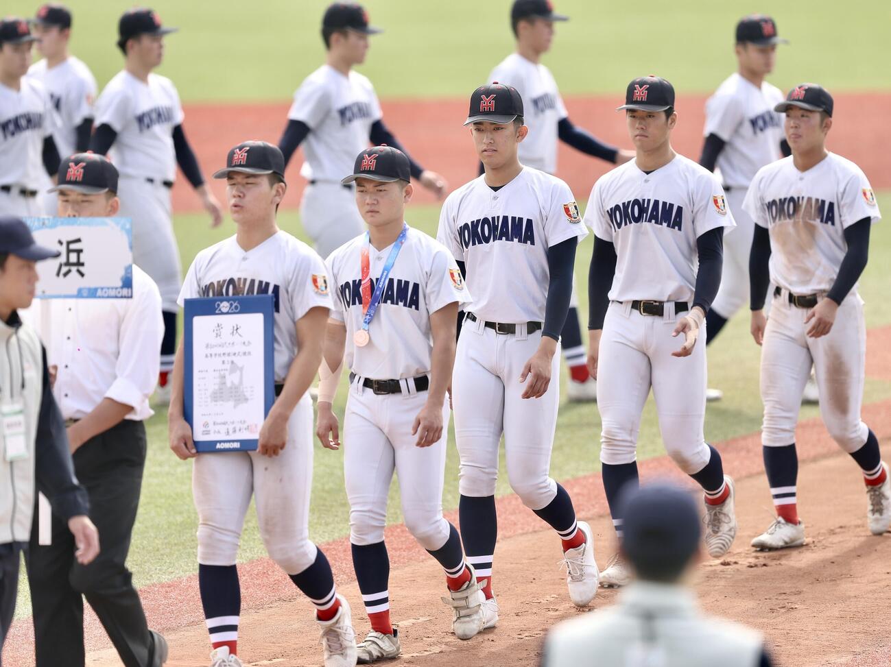 花巻東対横浜　3位表彰式で行進する織田翔希（中央）ら横浜の選手たち（撮影・河田真司）