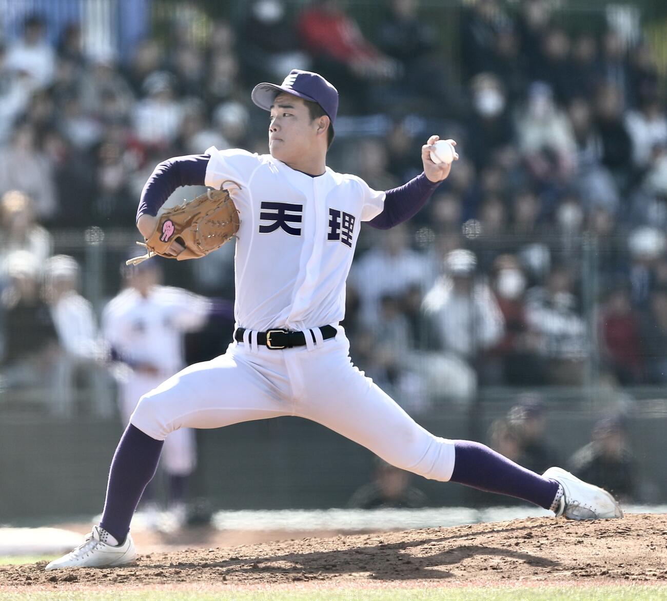 天理対健大高崎　5回裏、力投する天理・新井幾大（撮影・河田真司）