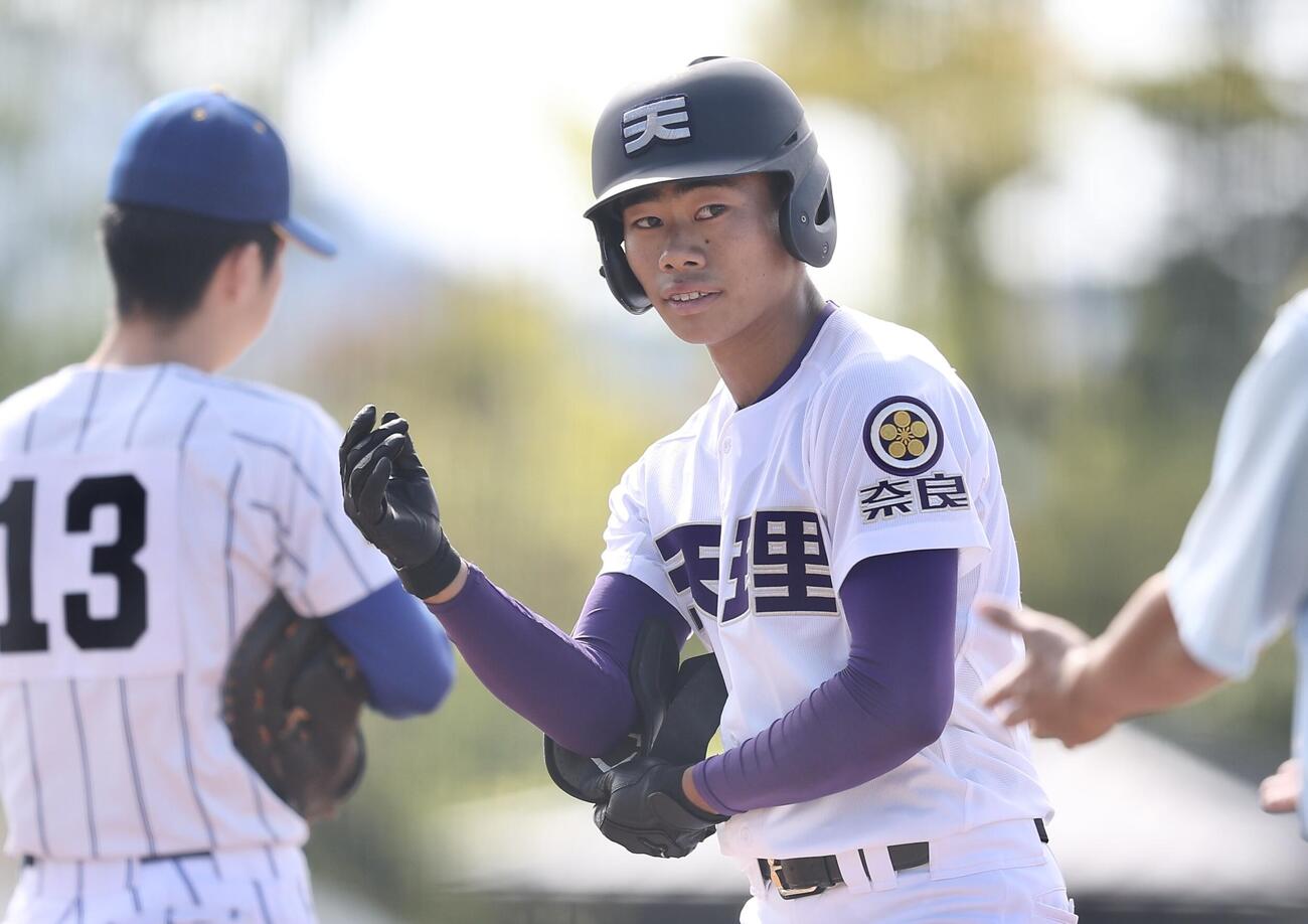 天理対健大高崎　7回表天理1死三塁、右前適時打を放ち出塁する折谷塁輝（撮影・河田真司）