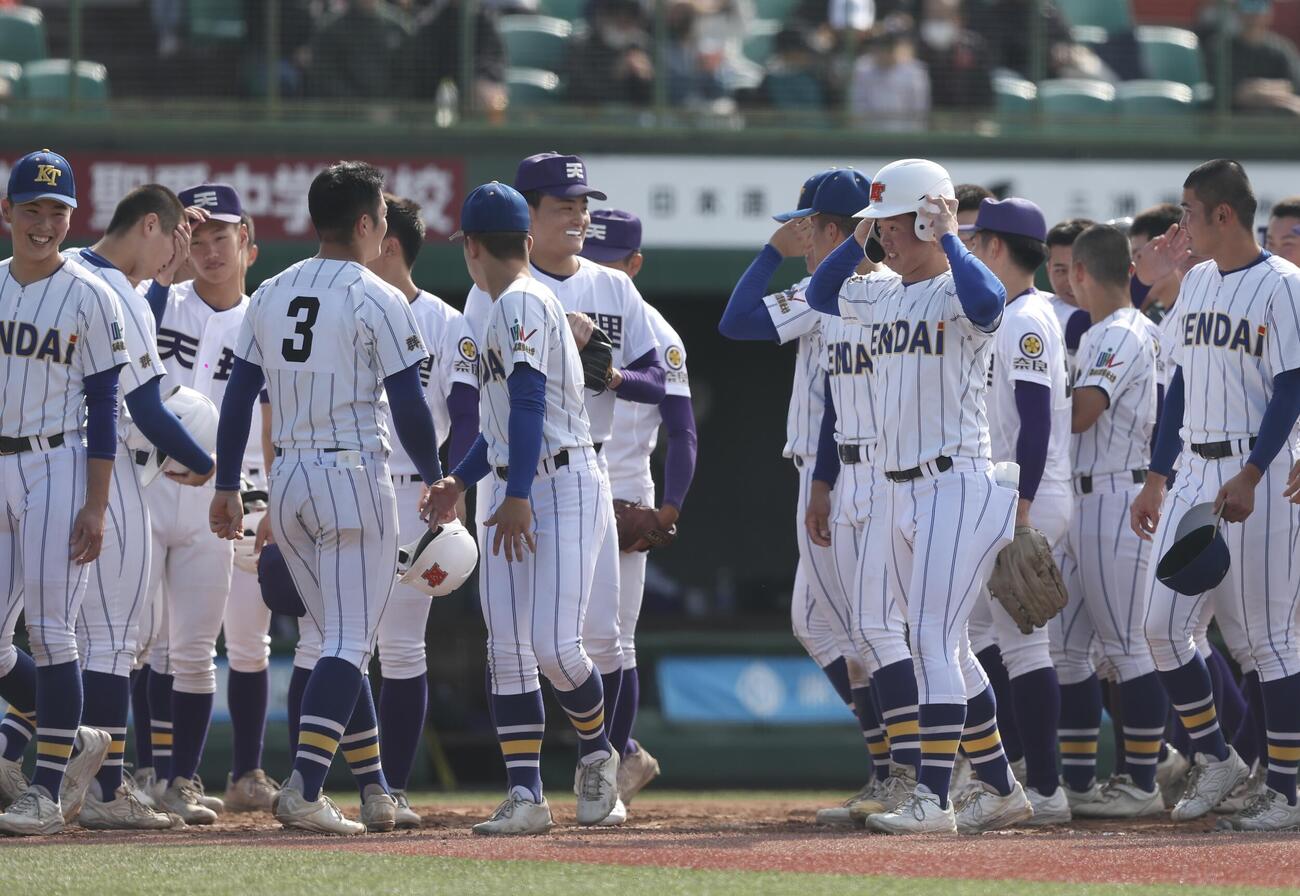 天理対健大高崎　試合を終えあいさつする両チーム（撮影・河田真司）