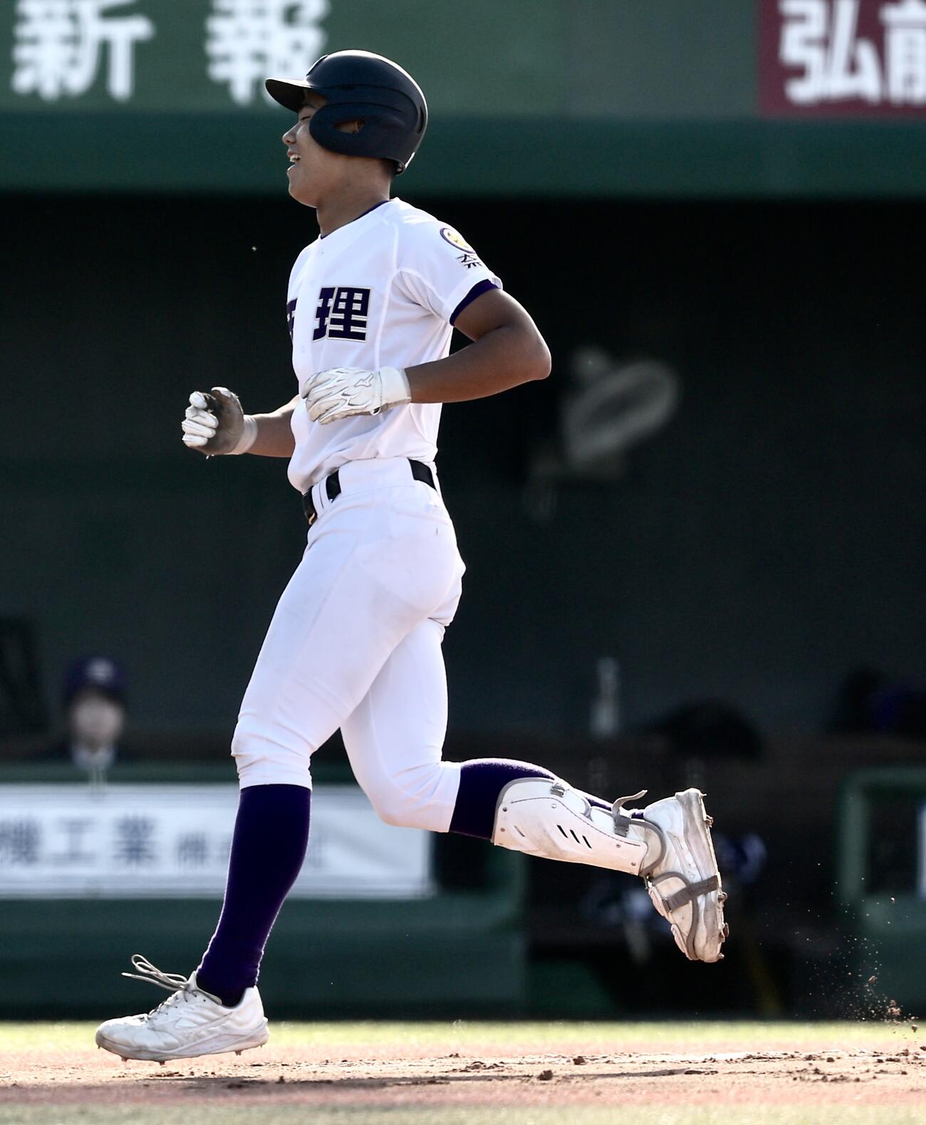 天理対健大高崎　1回表天理無死一、二塁、右越え先制3点本塁打で生還する関村偉千陽（撮影・河田真司）