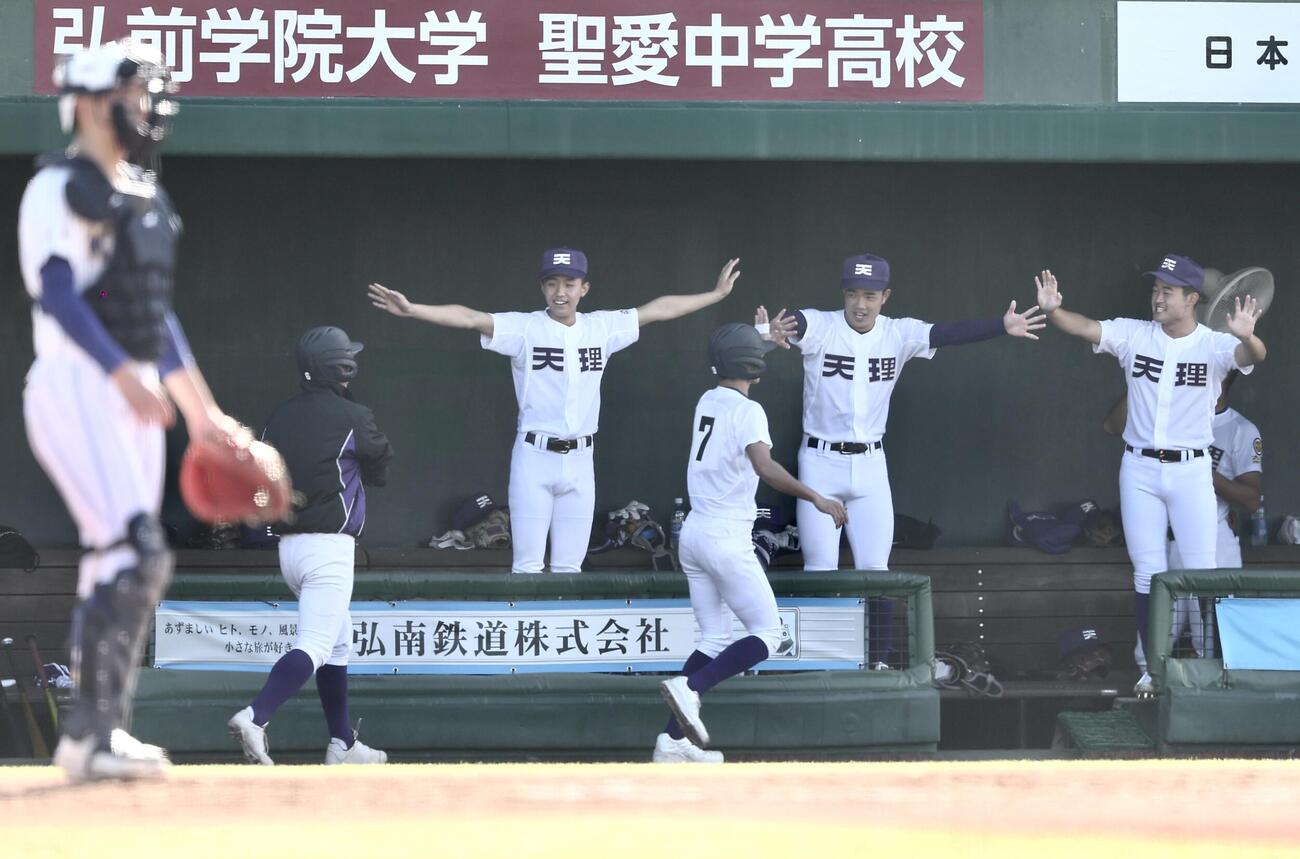 天理対健大高崎　4回表天理1死満塁、中西琉威が2点適時二塁打を放ち盛り上げる天理ベンチ（撮影・河田真司）