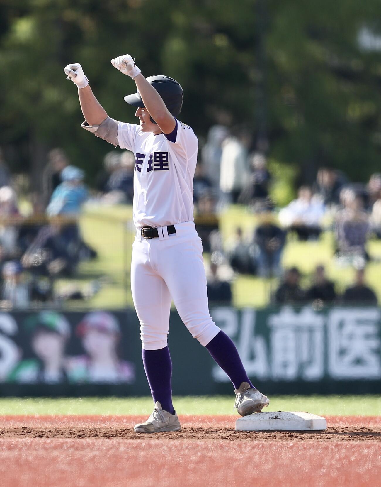 天理対健大高崎　4回表天理1死満塁、2点適時二塁打を放ちガッツポーズする中西琉威（撮影・河田真司）