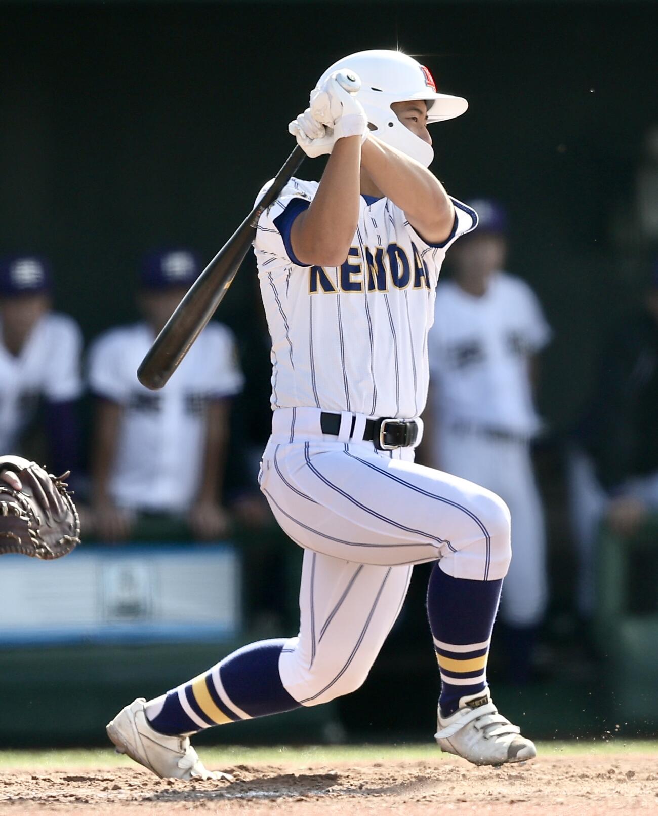 天理対健大高崎　5回裏健大高崎1死一、二塁、右前適時打を放つ狩野蓮義（撮影・河田真司）