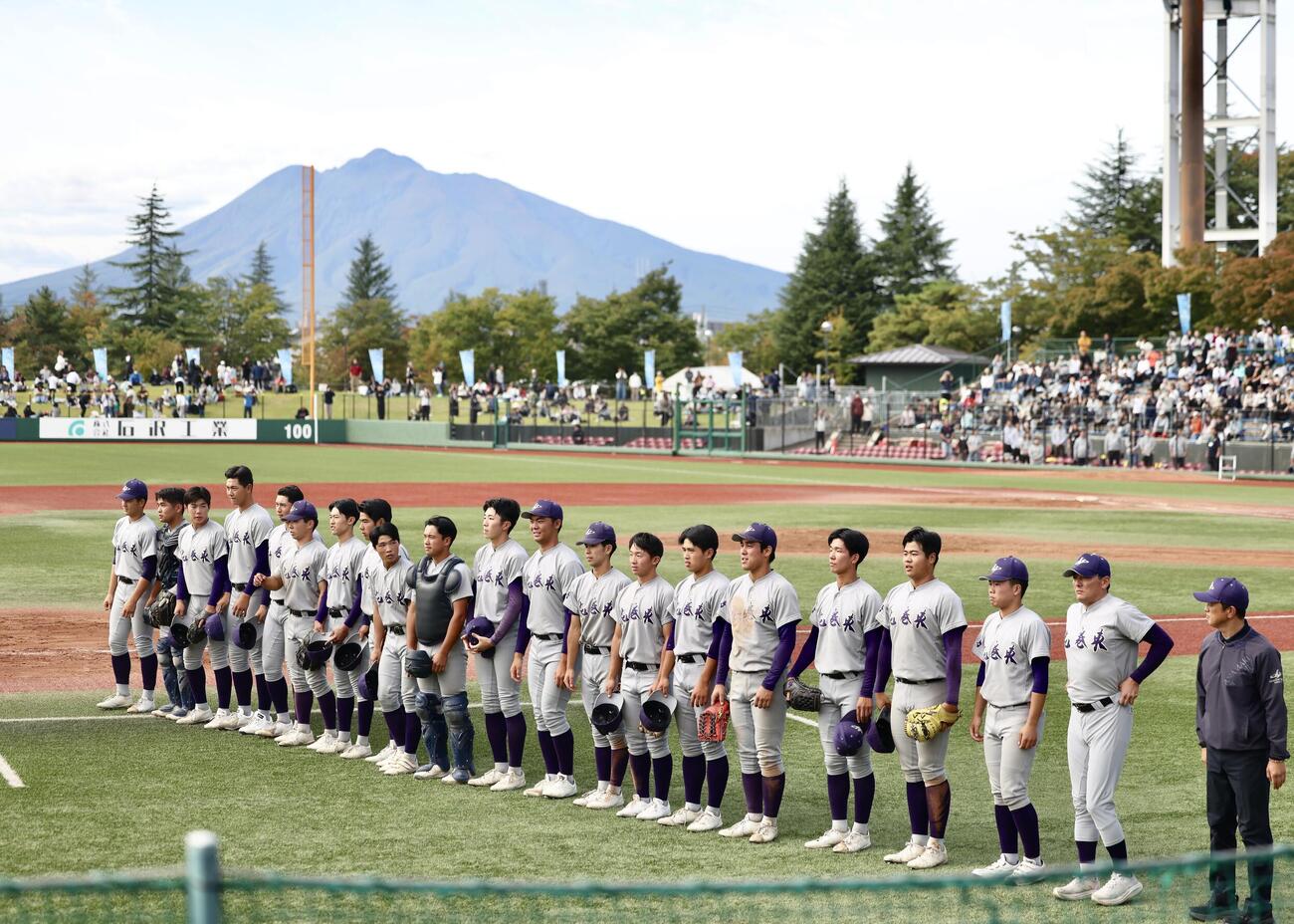 花巻東対横浜　横浜に勝利し決勝進出を決め、観客席に向かいあいさつする花巻東の選手たち（撮影・河田真司）