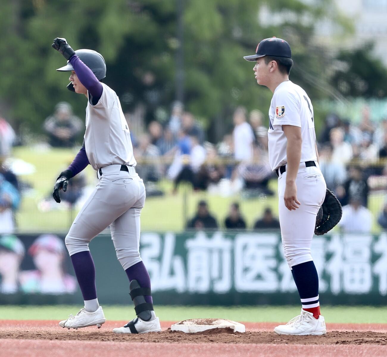 花巻東対横浜　4回表花巻東2死二塁、適時二塁打を放ちガッツポーズする萬谷堅心（撮影・河田真司）