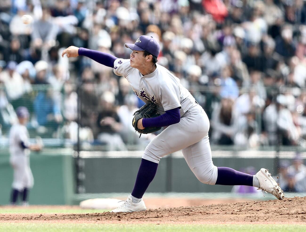 花巻東対横浜　4回裏、力投する戸倉光揮（撮影・河田真司）