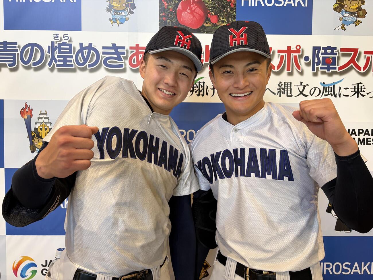 国民スポーツ大会　試合後、敗戦にもやり切った笑顔でガッツポーズを見せる横浜の池田聖摩（左）と林田滉生（撮影・保坂淑子）