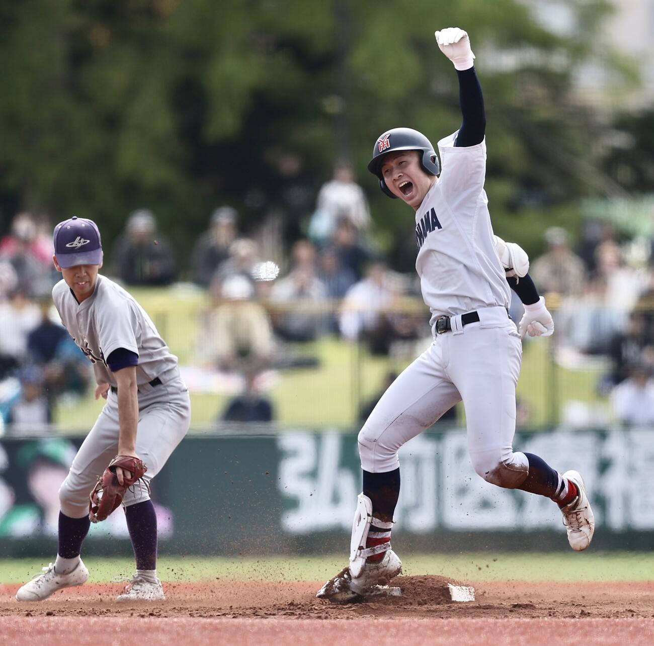 2026年10月4日、花巻東対横浜　3回裏横浜1死、二塁打を放ち出塁する池田聖摩