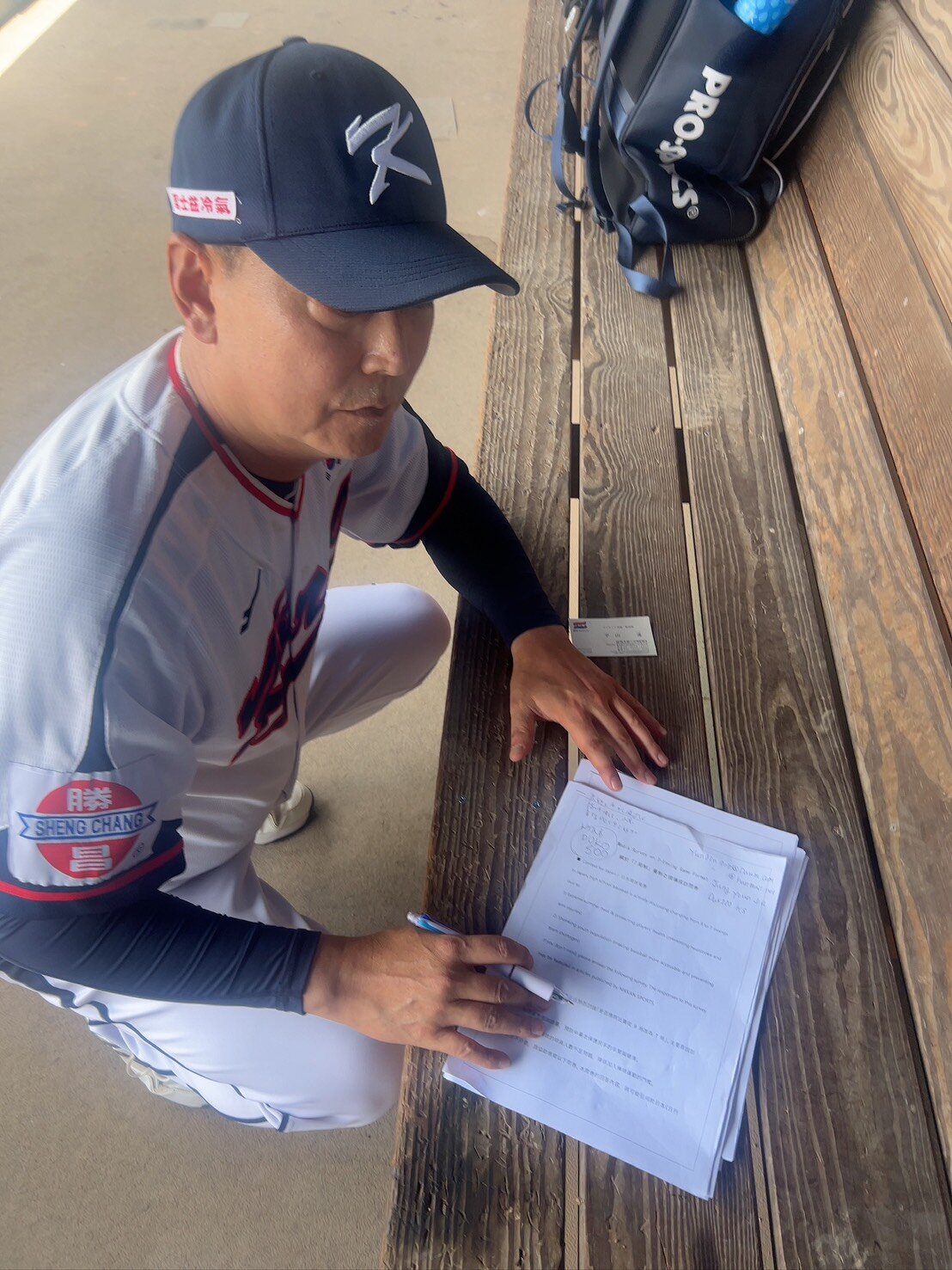 高校野球で議論されている7イニング制移行の問題を受け、日刊スポーツがU18アジア選手権で行ったアンケートに協力する選手や指導者たち（撮影・平山連）