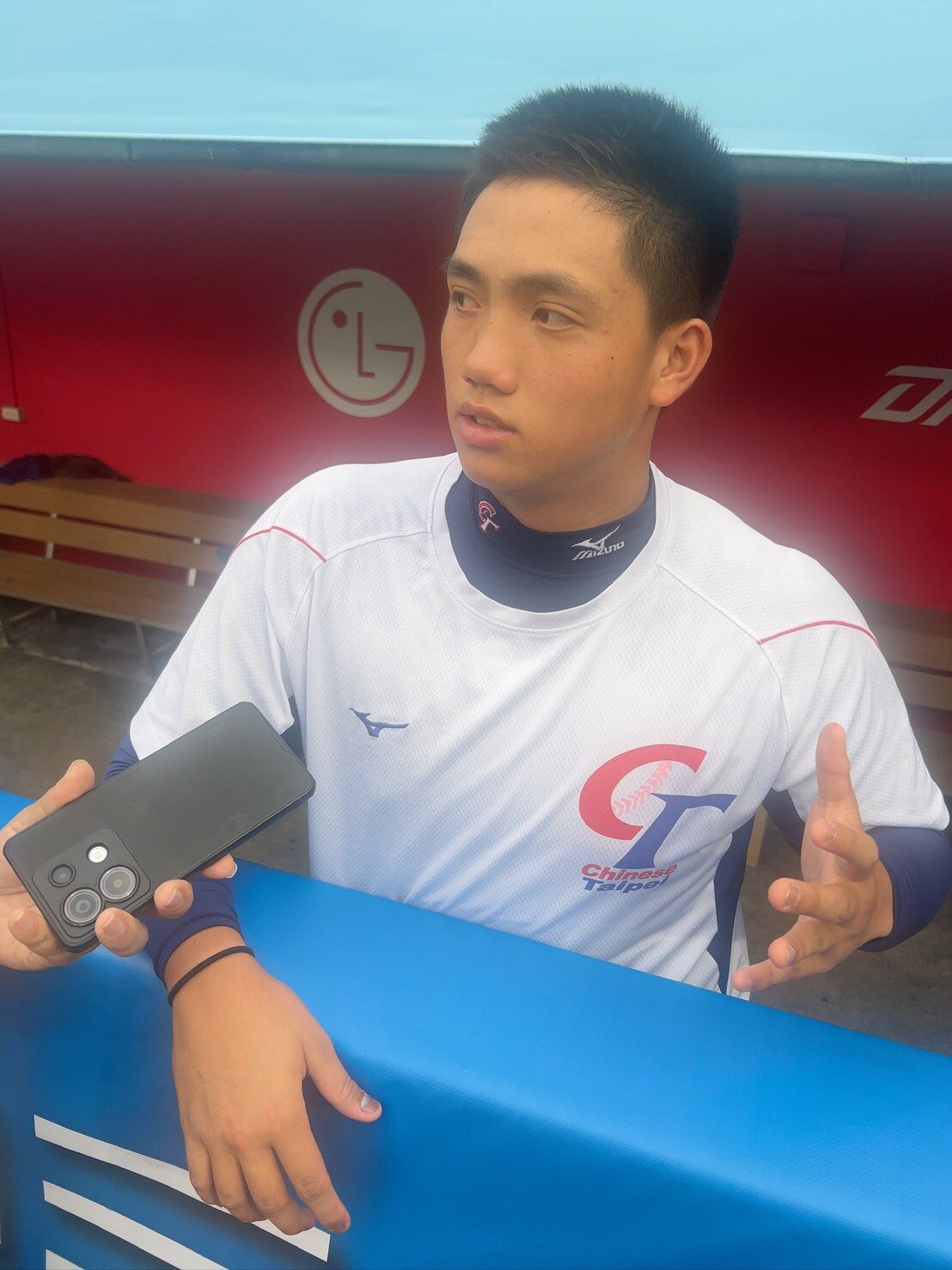 高校野球で議論されている7イニング制移行の問題を受け、日刊スポーツがU18アジア選手権で行ったアンケートに協力する選手や指導者たち（撮影・平山連）