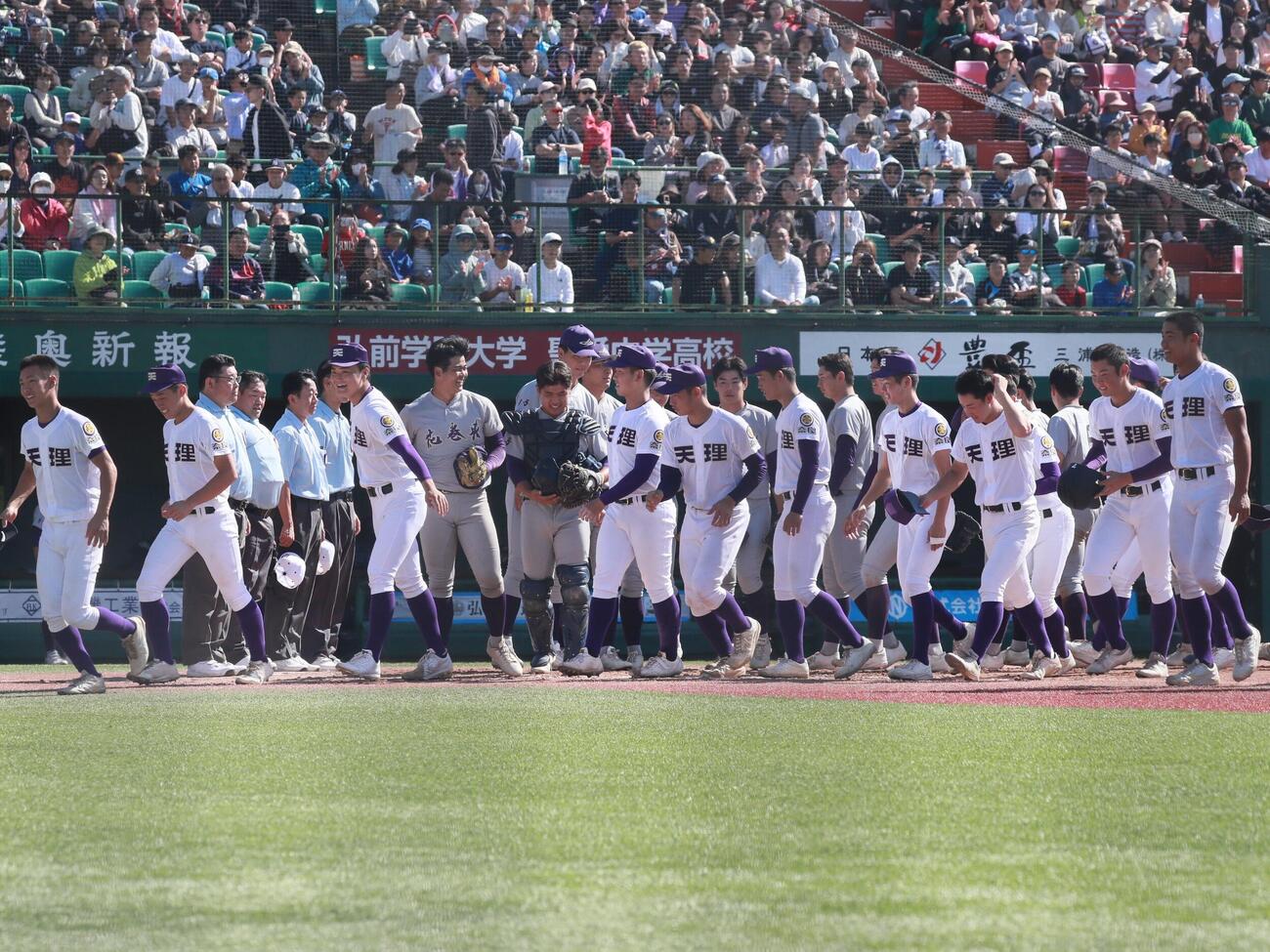 天理対花巻東　試合後、健闘をたたえ合う花巻東と天理のナインら（撮影・高橋香奈）