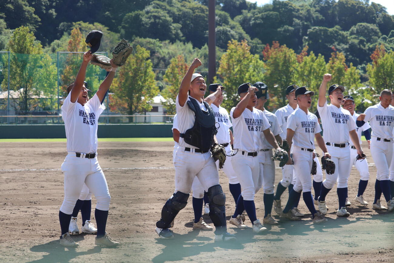 和歌山東対智弁和歌山　智弁和歌山に逆転勝利で優勝して喜ぶ和歌山東ナイン（撮影・佐藤妙月）
