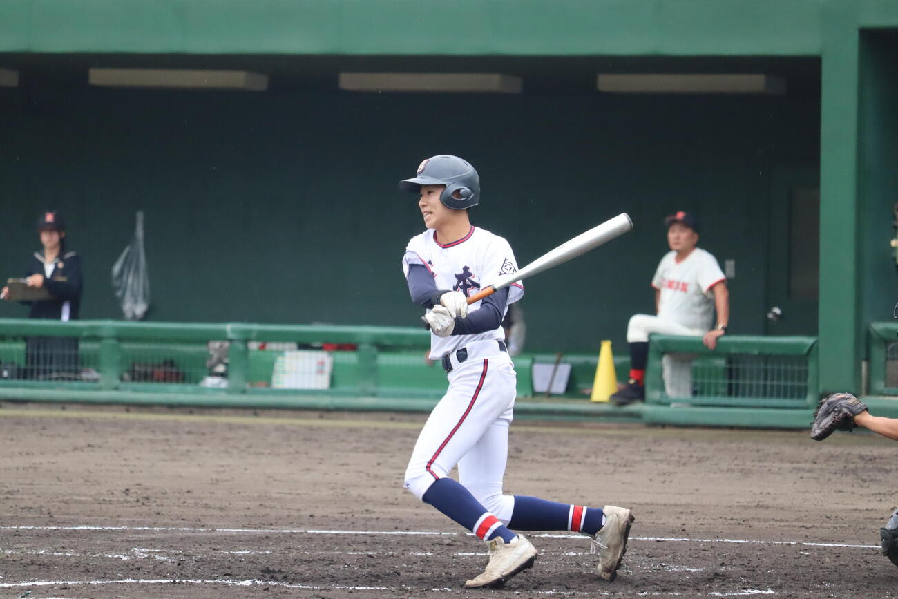 日大東北との3位決定戦で適時打を放ついわき湯本・半谷晴（2026年10月撮影）