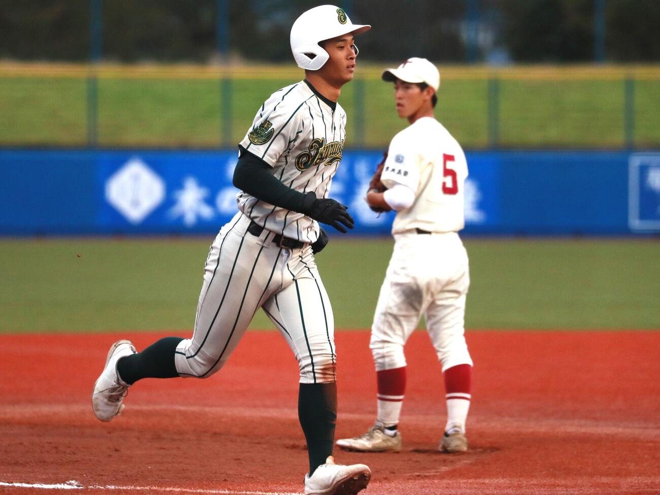 東奥義塾対鶴岡東　6回に3ランを放ちダイヤモンドを回る鶴岡東・押井壮斗外野手（撮影・高橋香奈）