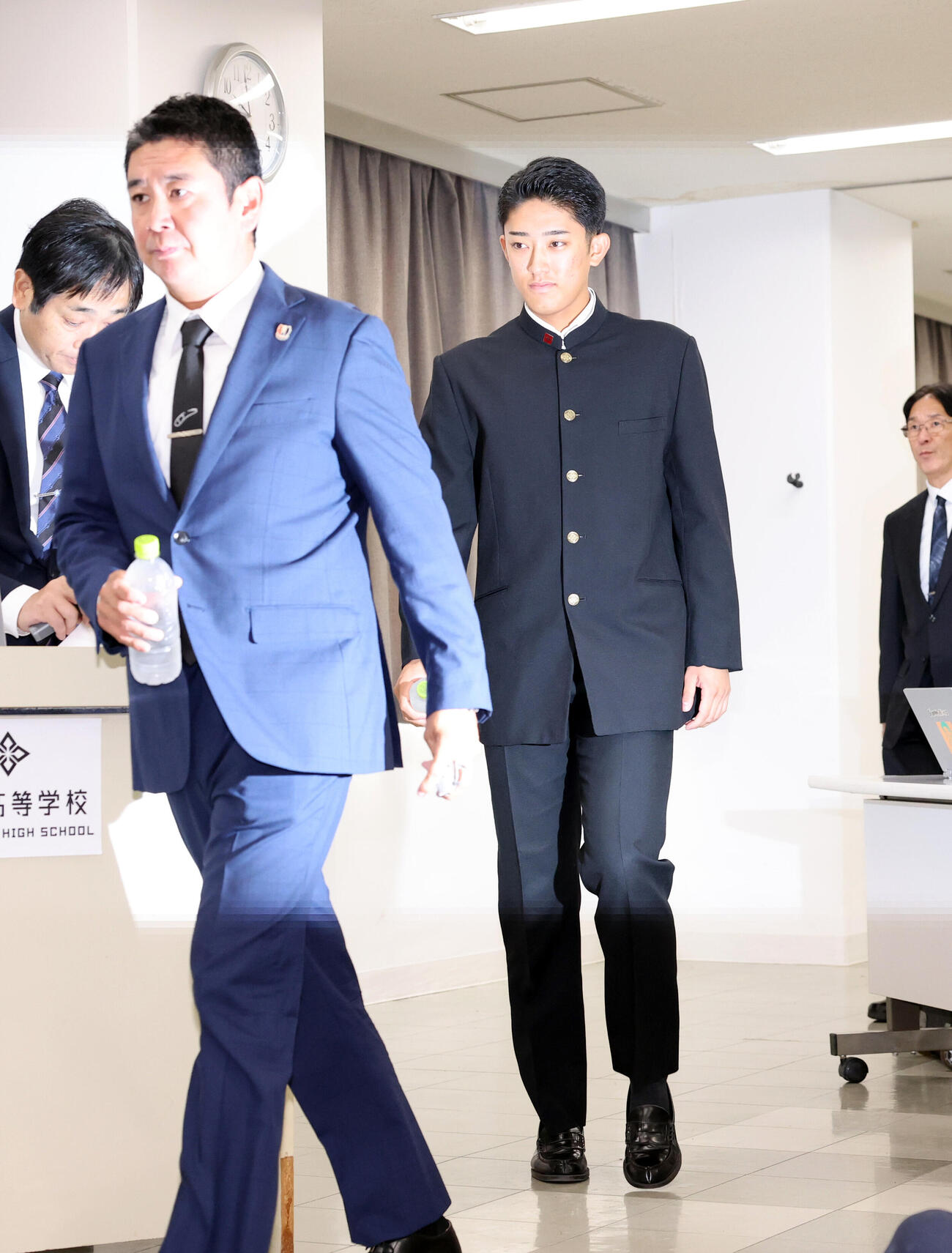 会見に臨む横浜・織田翔希（右）。左は村田浩明監督（撮影・浅見桂子）
