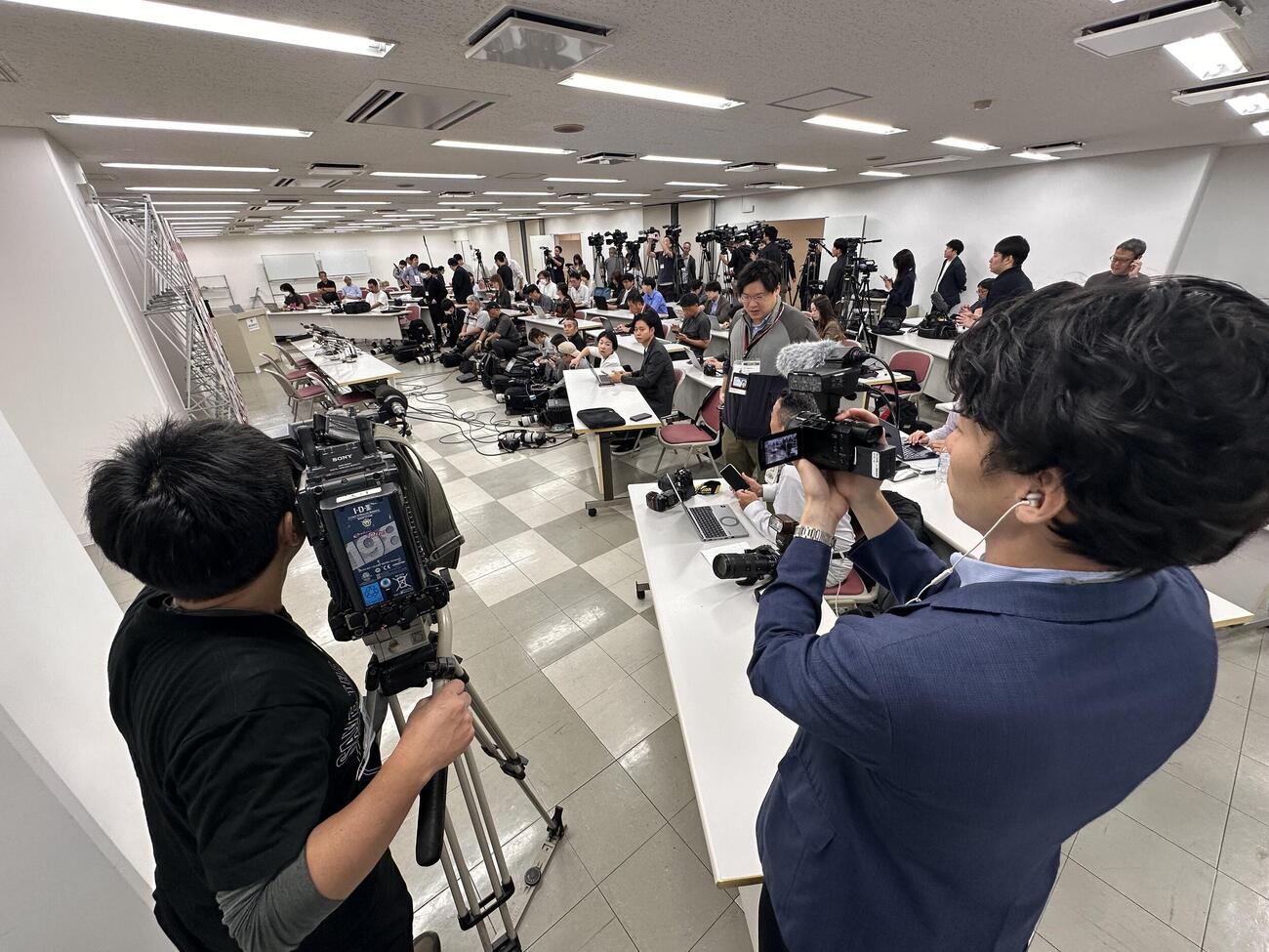 横浜・織田翔希の会見には大勢の報道陣がつめかけた（撮影・浅見桂子）