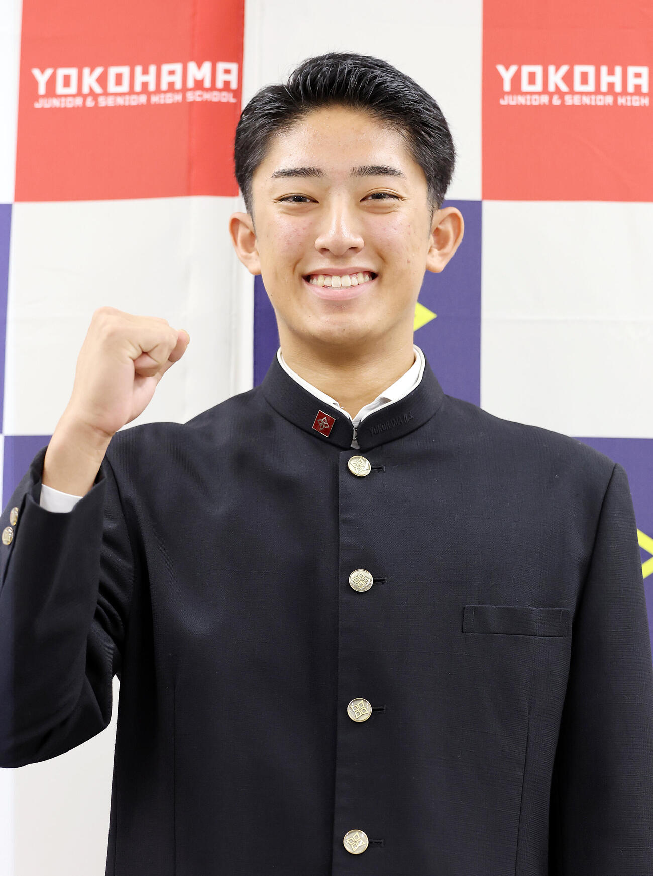 会見を終え笑顔でガッツポーズする横浜・織田翔希（撮影・浅見桂子）