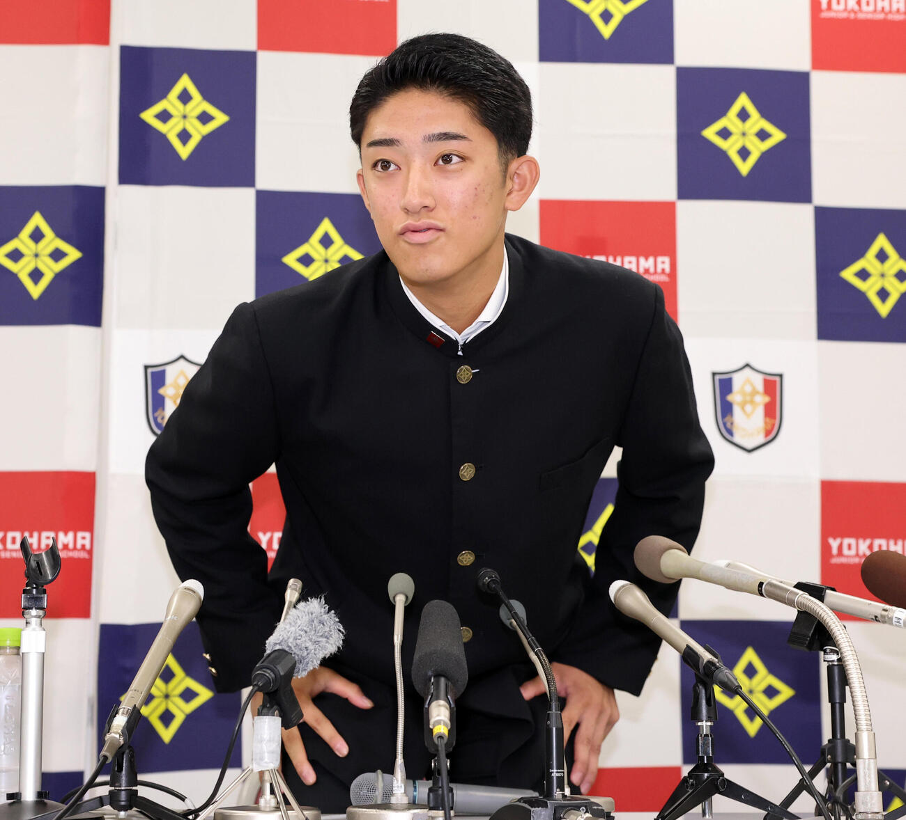 会見に臨む横浜・織田翔希（撮影・浅見桂子）