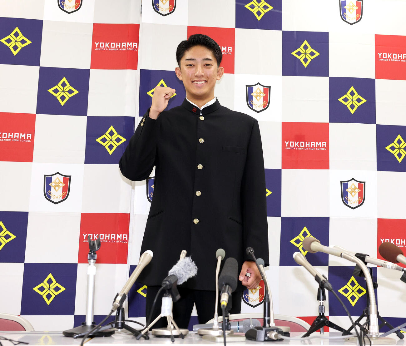 会見を終え笑顔でガッツポーズする横浜・織田翔希（撮影・浅見桂子）2026年10月14日　横浜高校