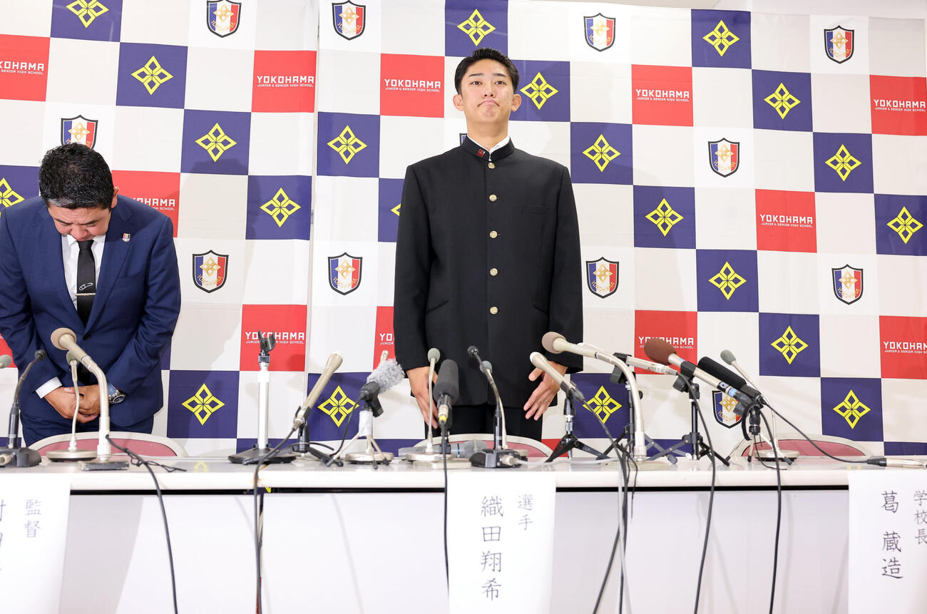 会見で背筋をピン伸ばす横浜・織田翔希。左は村田浩明監督（撮影・浅見桂子）2026年10月14日　横浜高校