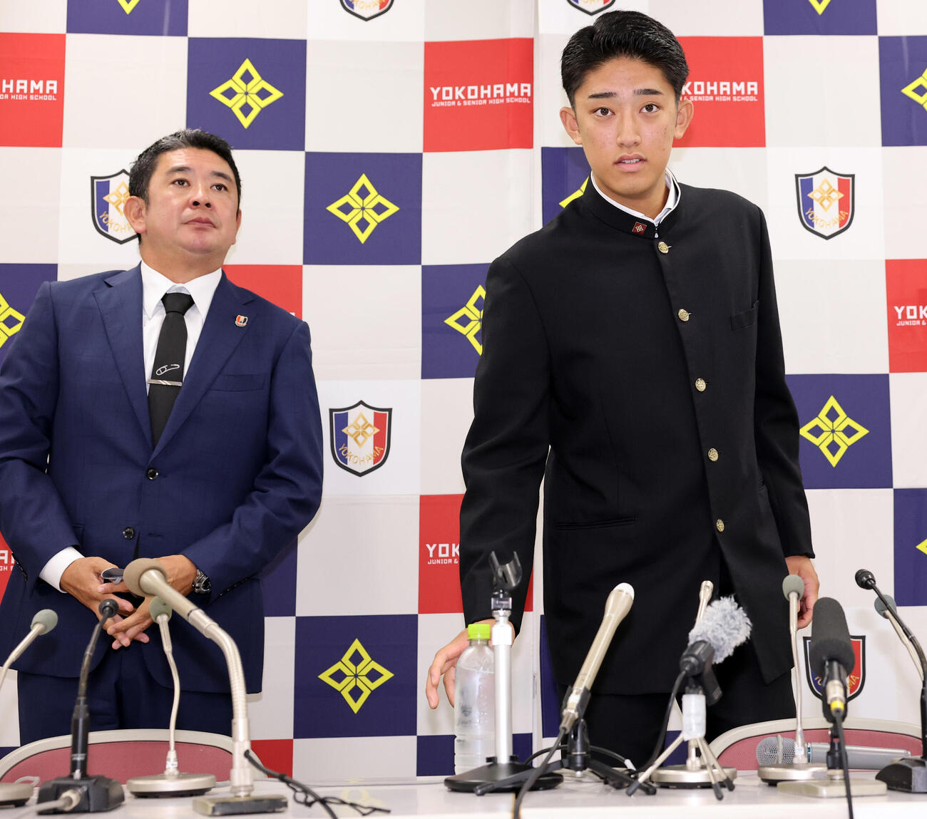 会見に臨む横浜・織田翔希（右）。左は村田浩明監督（撮影・浅見桂子）