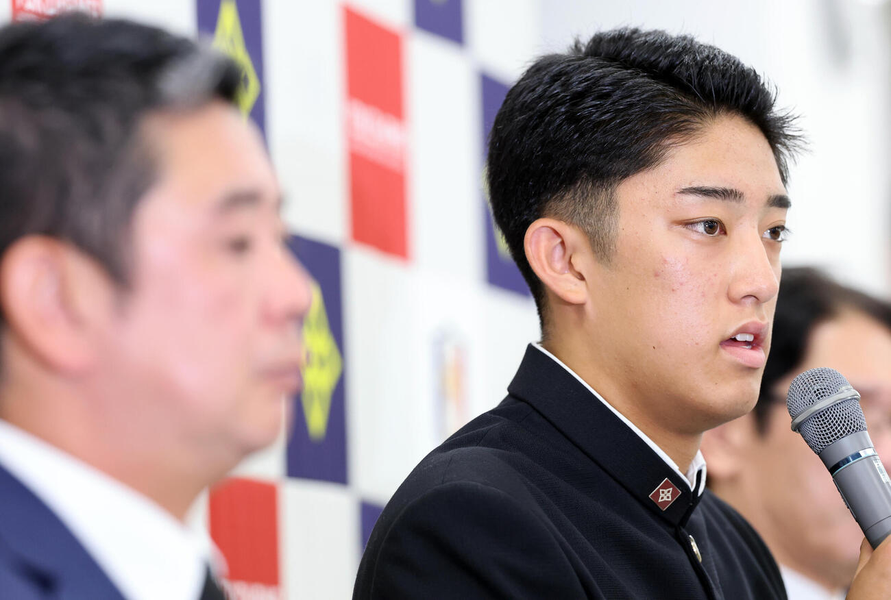 会見に臨み決意を語る横浜・織田翔希。手前は村田浩明監督（撮影・浅見桂子）　横浜高校