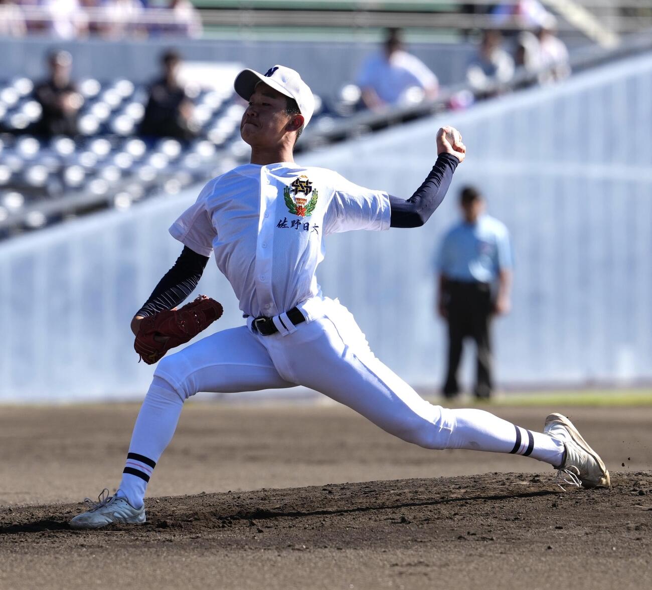 佐野日大対慶応　力投する先発の佐野日大・沖崎翼（撮影・小島史椰）