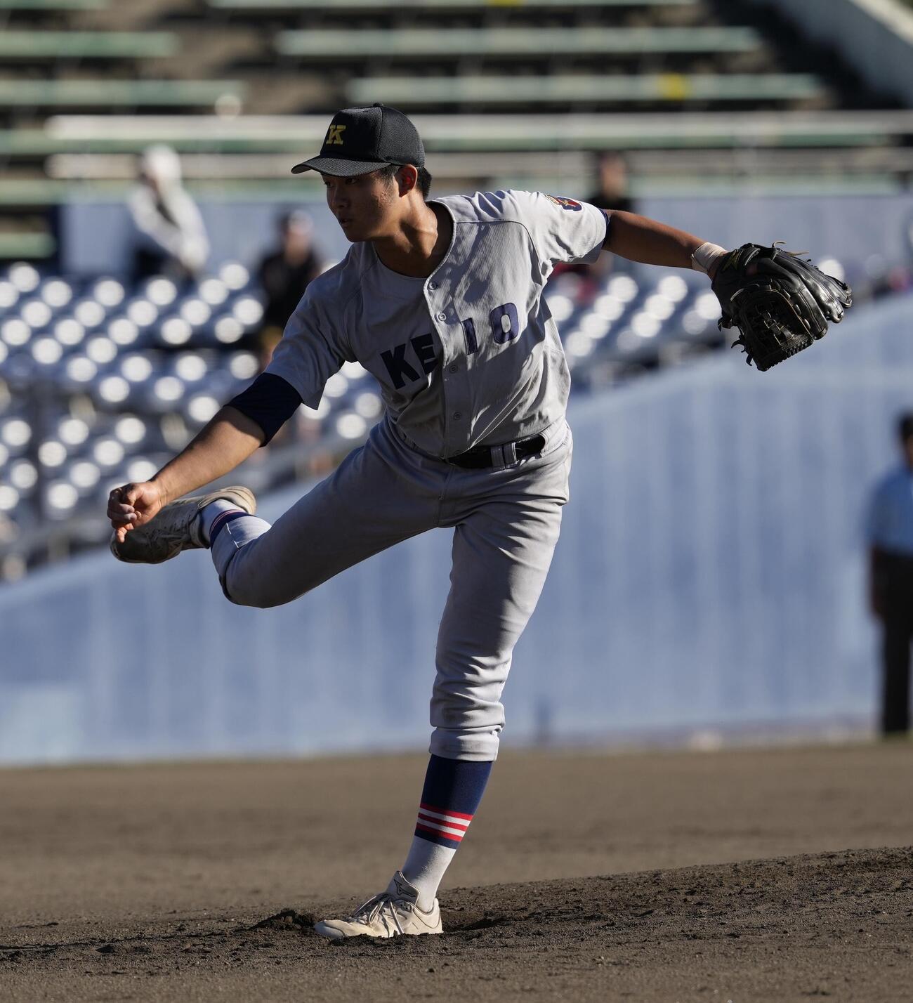 佐野日大対慶応　8回表から登板し力投する慶応・渡辺英亜（撮影・小島史椰）