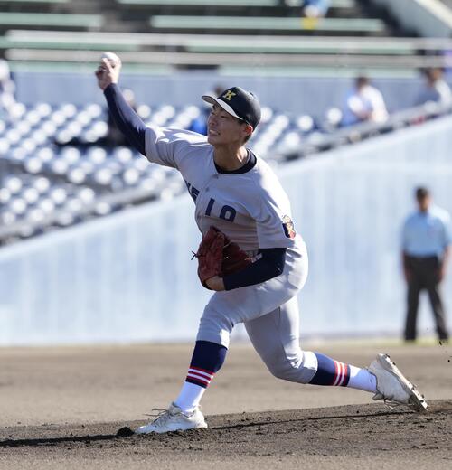 佐野日大対慶応　力投する先発の慶応・湯本琢心（撮影・小島史椰）