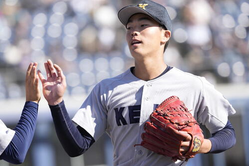 佐野日大対慶応　1回表終了後タッチを交わす慶応・湯本琢心（撮影・小島史椰）