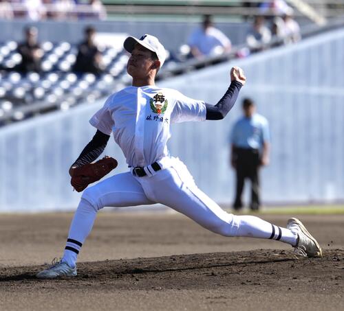 佐野日大対慶応　力投する先発の佐野日大・沖崎翼（撮影・小島史椰）