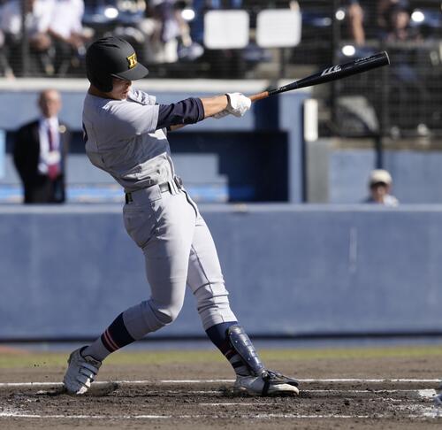 佐野日大対慶応　1回裏慶応1死一、二塁、先制適時打を放つ東修平（撮影・小島史椰）
