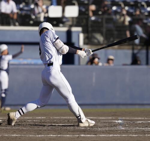佐野日大対慶応　8回表佐野日大2死二塁、適時打を放つ杉田侑也（撮影・小島史椰）